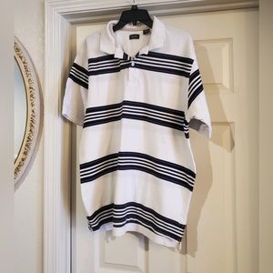 Izod Mens short sleeve polo shirt is a size Large.